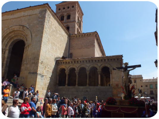 Viernes Santo 2017. Último año con la procesión de los Pasos al completo y con una semana santa incluso calurosa, vemos a la gente en manga corta.