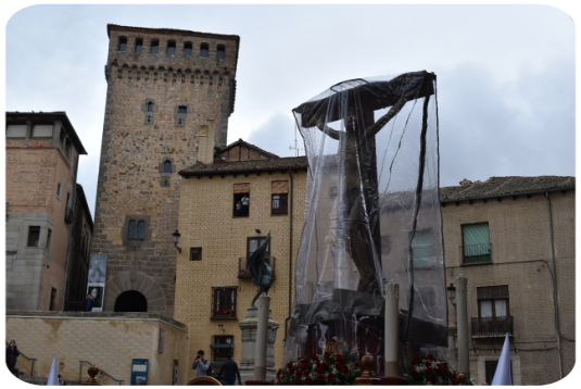 Viernes Santo 2019, Las cofradías que no suspendieron su traslado subieron a la Catedral protegidas por plásticos ante la posible amenaza de la lluvia.