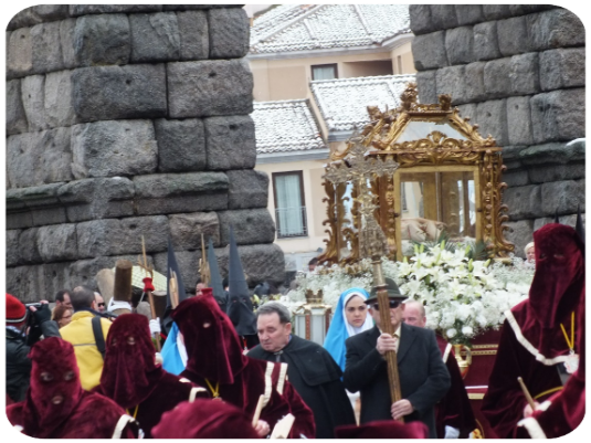 Viernes Santo Año 2012. Procesión Santo Cristo de los Gascones, donde esa mañana Segovia amaneció nevada, vemos la nieve en el tejado del hotel Cándido. La noche del Viernes también llegó a llover y nevar afectando a la procesión de los pasos