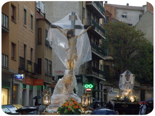 Jueves Santo del 2011, Traslado Imágenes de San José envueltas en plástico por la lluvia que caía. La mañana del Viernes Santo permitió sin lluvia el traslado de las restantes imágenes a la Catedral.